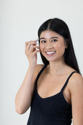 How to use tweezers to pluck eyebrows? Step-by-step guide