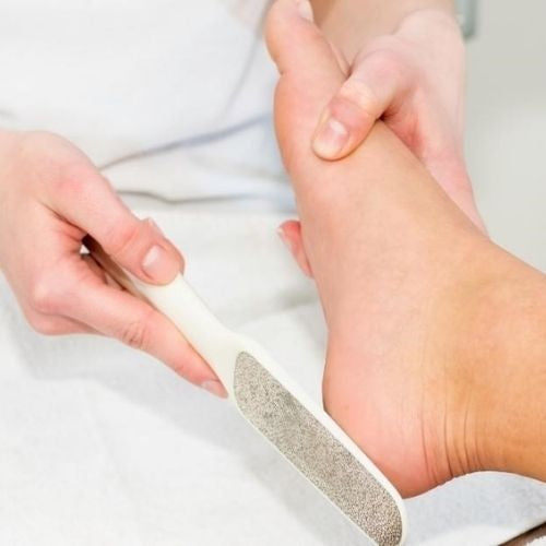 How to Use a Razor for Dead Skin on Feet Safely